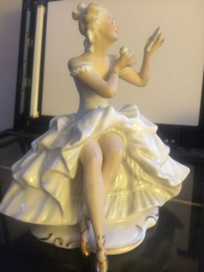 GORGEOUS ART DECO WALLENDORF SCHAUBACH KUNST LADY SITTING AND BEAUTIFYING HERSELF PORCELAIN FIGURINE